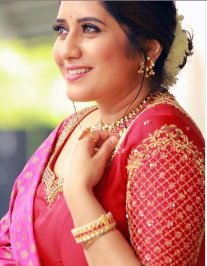 <p>விஜய் தொலைக்காட்சியில் வெற்றிகரமாக ஒளிபரப்பாகி வரும் சூப்பர் சிங்கர் சீசன் 8, ஸ்டார்ட் மியூசிக் ஆகிய நிகழ்ச்சிகளை பிரியங்கா தொகுத்து வழங்கி வருகிறார். மேலும் இவர் தொகுத்து வழங்கும் அனைத்து நிகழ்ச்சிகளுக்கும் நல்ல வரவேற்பு கிடைத்து வருகிறது.</p>