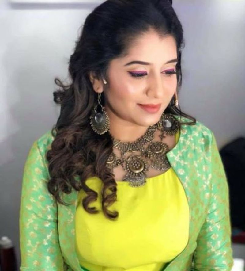 <p>விஜய் தொலைக்காட்சியில் ஒளிபரப்பாகி வரும் நிகழ்ச்சிகளைப் போலவே அதை தொகுத்து வழங்கும் தொகுப்பாளினிகளும் ரசிகர்கள் மனதில் இடம் பிடித்துவிடுவது வழக்கம். விஜே பிரியங்கா, டிடி, ஜாக்குலின் என பட்டியல் நீண்டு கொண்டே செல்கிறது. </p>