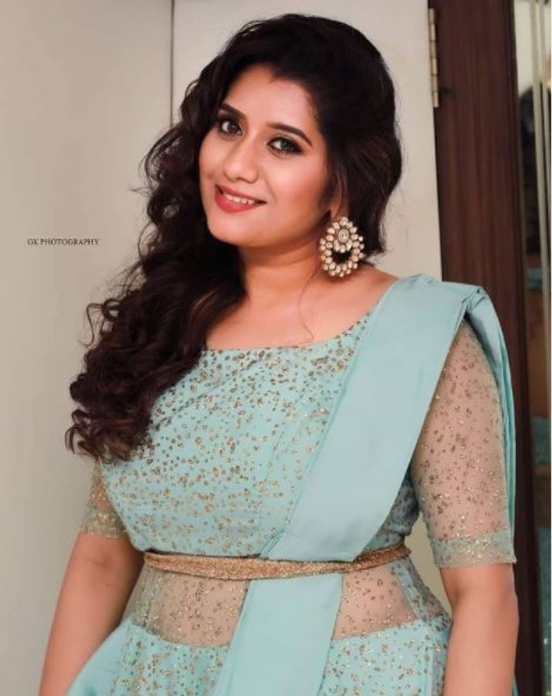 <p>விஜய் டிவி தொலைக்காட்சியில் மிகவும் பிரபலமானவர், தொகுப்பாளினி பிரியங்கா. இவர் திடீர் என மருத்துவமனையில் அனுமதிக்கப்பட்டுள்ளது பரபரப்பை ஏற்படுத்தியுள்ளது.</p>