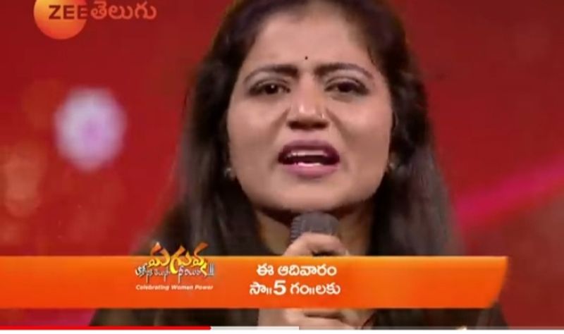 యాంకర్ శివజ్యోతిని కూడా ఈ ఈవెంట్ లో సత్కరించారు. ఈ సందర్భంగా శివ జ్యోతి మాట్లాడుతూ ఎమోషనల్ అయ్యారు. ఇక భర్త గంగులుతో ప్రేమ, పెళ్లి.. ఇంట్లో నుంచి బయటకు వచ్చేయడం.. అనేక కష్టాలు అనుభవించడం ఇవన్నీ ఆమె లైఫ్లో ఎదుర్కొన్న స్ట్రగుల్స్.