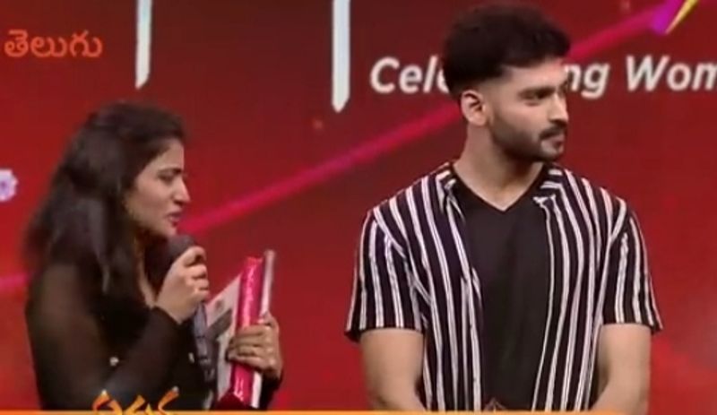 అయితే తాజా ప్రోమోలో.. శివంగివే అనే సాంగ్కి రవిక్రిష్ణతో కలసి పెర్ఫామ్ చేసింది. తన భర్త గంగులు చేతుల మీదుగా ఉమెన్స్ డే షీల్డ్ తీసుకున్న తరువాత ఎమోషనల్ అయ్యింది శివజ్యోతి.