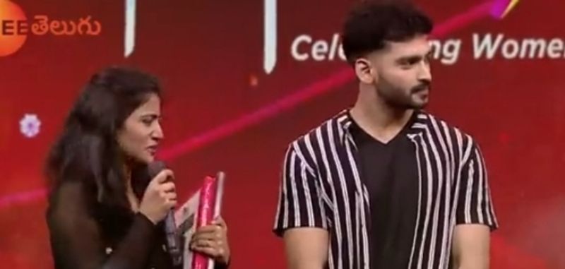 నా తరఫున ఒక రిక్వెస్ట్ ఏంటంటే.. ఒక సాఫ్ట్ వేర్ ఉద్యోగిని ఉందనుకోండి.. ఎక్కువ సంపాదిస్తుంది అనుకోండి.. ఏయ్ దానికేందిరా.. అది సంపాదిస్తుంది.. దాని మొగుడు కూర్చుని తింటుండు అని అందరూ అనుకుంటారు. కానీ మీరు అనుకున్నంత ఈజీ కాదు మా లైఫ్లు. సపోర్ట్ చేసేవాళ్లని మీకు తెలియకుండానే కిందపడేస్తారనిపిస్తుంది అంటూ తన భర్త గంగులు పక్కన ఉండగా కన్నీళ్లు పెట్టుకుని ఎమోషనల్ అయ్యింది శివజ్యోతి.