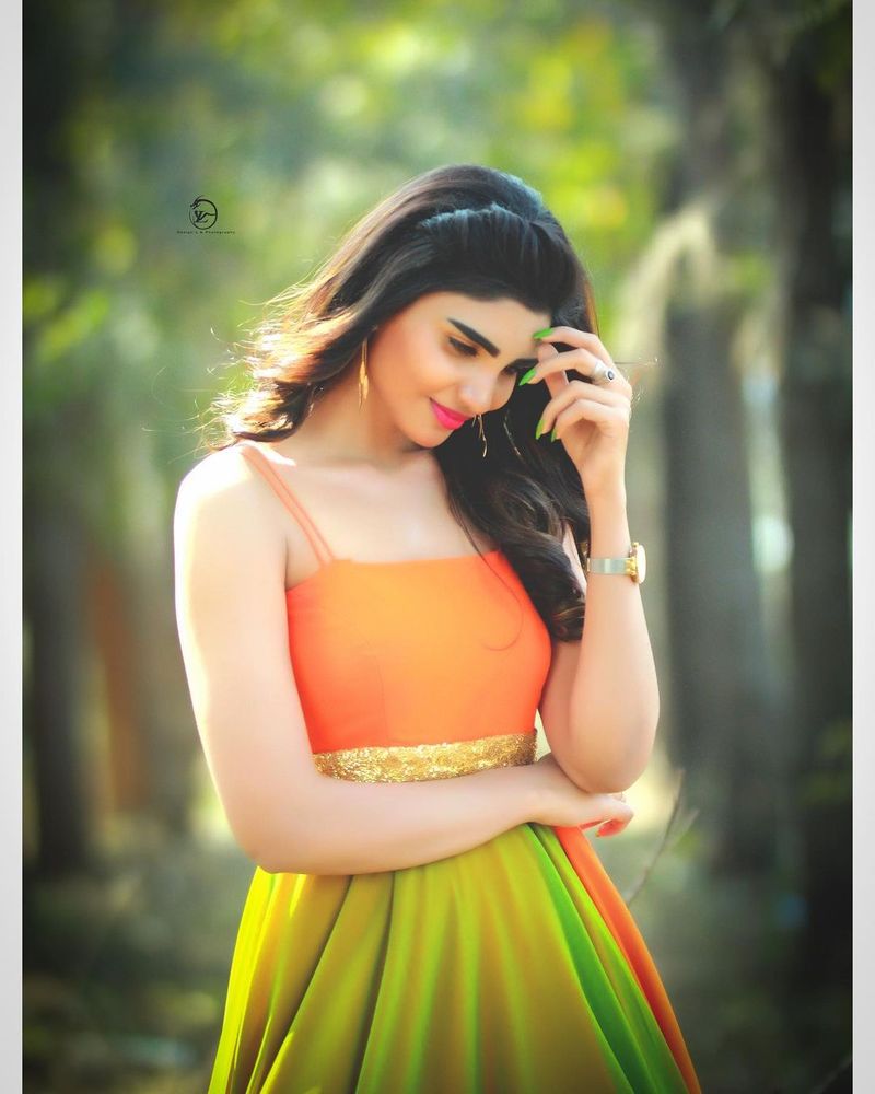 బ్లాక్ షార్ట్ ఫ్రాక్ వేసిన వర్ష తొడల సోయాలు కనిపించేలా సెక్సీ ఫోజిచ్చారు. ఆమె కిల్లింగ్ లుక్స్ ఆ ఫోటోను మరింత హాట్ గా మార్చేశాయి.