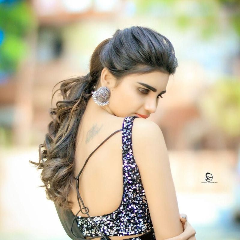బుల్లితెరపై రాణిస్తూనే... సోషల్ మీడియాలో కూడా హాట్ హాట్ ఫోటో షూట్స్ చేస్తూ ఫ్యాన్స్ ని పెంచుకుంటున్నారు వర్ష.