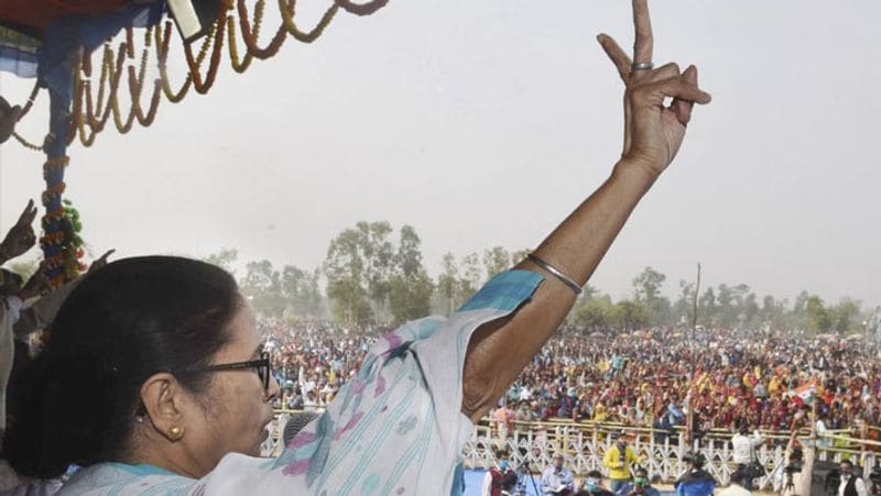 <p>नंदीग्राम का वैसे कोई खास इतिहास नहीं रहा है। लेकिन अंग्रेजों के खिलाफ विद्रोह में इसकी भूमिका रही है। 1947 में स्वतंत्रता संग्राम से अलग अजाय मुखर्जी, सुशील कुमार धारा, सतीश चंद्र सामंत ने नंदीग्राम के लोगों की मदद से तामलुक को अंग्रेजों से मुक्त कराया था।<br />
</p>