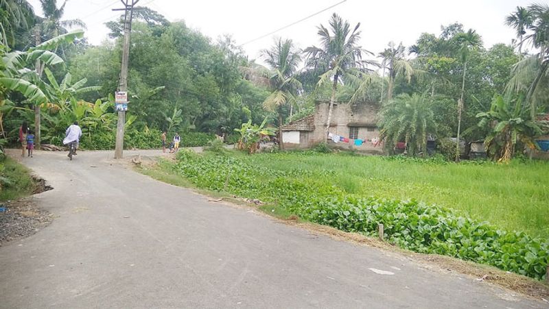 <p>नंदीग्राम मेदिनीपुर जिले का एक ग्रामीण एरिया है। यह राजधानी कोलकाता से दक्षिण-पश्चिम दिशा में करीब 70 किमी दूर है। यह औद्योगिक शहर हल्दिया के सामने और हल्दी नदी के दक्षिण किनारे स्थित है।</p>