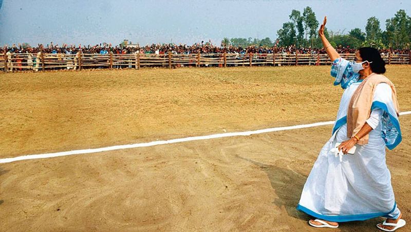 <p>स्वतंत्रता के बाद नंदीग्राम एजुकेशन का हब बना। हल्दिया के विकास में नंदीग्राम की अहम भूमिका रही। यहीं से हल्दिया को सब्जियां, चावल, मछली आदि की सप्लाई होती है। नंदीग्राम जिले में में मुस्लिम आबादी 60 प्रतिशत है। शहर में तिवारी, मुखर्जी और पांडा का बोलबाला है।</p>