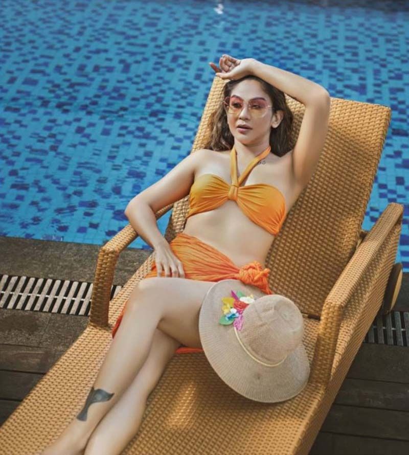 <p><br />
সুইমিংপুলের ধারে শুয়ে অরেঞ্জ বিকিনি, চোখ সানগ্লাস, সেক্সি থাইয়ের উপর রাখা বাহারি <br />
টুপি। বক্ষ- বিভাজিকা উন্মুক্ত করে সুইমিং পুলের আরামকেদারায় হট পোজ দিয়েছেন অভিনেত্রী। </p>