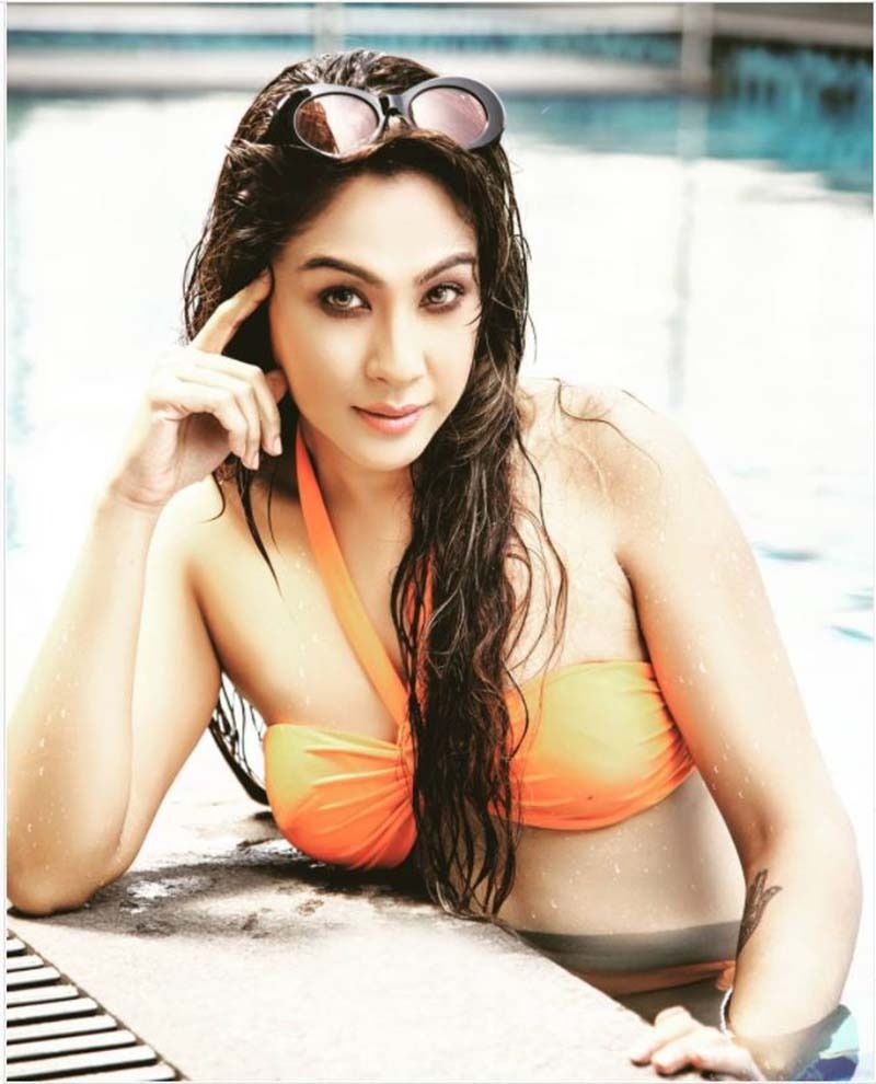 <p><br />
হাই থাই স্লিটে, অনাবৃত উরুর ট্যাটুতেই চোখ আটকে নেটিজেনদের। পুলের জলে মুহূর্তের মধ্যে চান্দ্রেয়ীকে দেখে ভিড়মি খেয়েছেন নেটিজেনরা। </p>