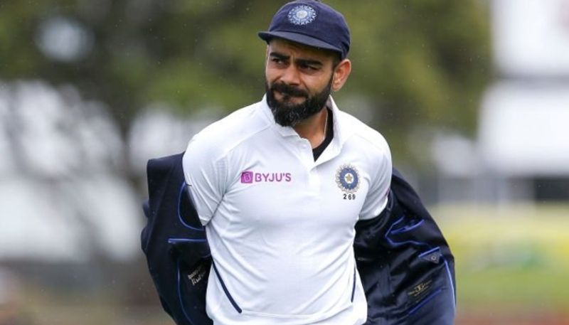 అంతర్జాతీయ క్రికెట్లో అన్ని ఫార్మాట్లు కలిపి అత్యధికసార్లు డకౌట్ అయిన భారత కెప్టెన్గా సౌరవ్ గంగూలీ రికార్డును సమం చేశాడు విరాట్ కోహ్లీ. సౌరవ్ గంగూలీ 13 సార్లు డకౌట్ కాగా, విరాట్ కోహ్లీ కూడా 13 సార్లు డకౌట్ అయ్యాడు. మహేంద్ర సింగ్ ధోనీ 11, కపిల్ దేవ్ 10 సార్లు డకౌట్ అయ్యారు.