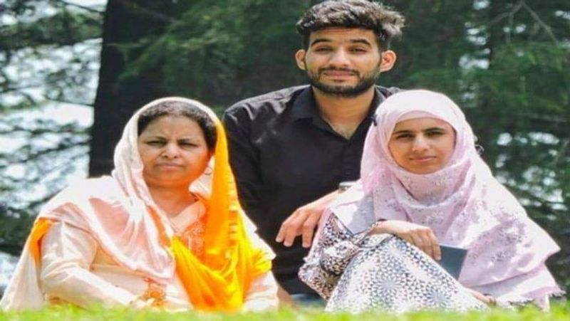 रेहाना बताती हैं कि, जब मैं UPSC की तैयारी कर रही थी उस वक्त उनकी मां की सर्जरी हुई थी। मुझे दिन-रात उनकी सेवा करनी थी और उनका खयाल रखना पड़ा। इसके बावजूद उन्होंने अपनी तैयारी जारी रखी और आखिरकार सफलता प्राप्त कर ली।