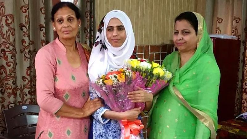 साल 2018 में रेहाना ने सिविल सर्विसेज परीक्षा में 187 रैंक हासिल करके इतिहास रच दिया और जिले की पहली महिला अफसर का खिताब पाया। उनका यूपीएससी तक का सफर काफी कठिनाइयों भरा रहा लेकिन उस समय उनके पास न कोई कोचिंग संस्थान था, न स्कूल और न ही इंटरनेट की सुविधा थी। बावजूद इसके रेहाना दुकान से किताबें लाकर खुद नोट्स बनाती थीं और पढ़ाई करती थी। उन्होंने अपनी मेहनत के दम पर सफलता प्राप्त करके IAS बनने का सपना पूरा करके ही दम लिया।