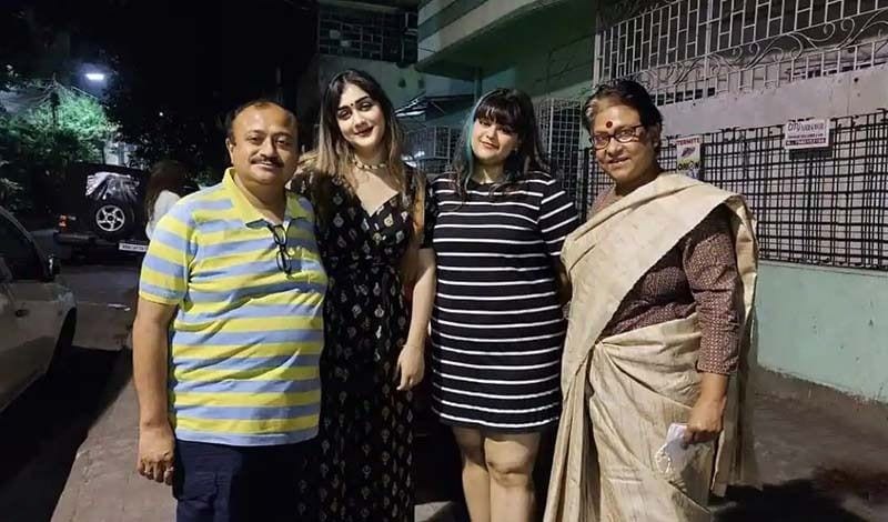 <p>সম্প্রতি টলিপাড়ার বেশ কিছু সেলেবের সঙ্গে ফ্রেমবন্দি হন প্রেরণা। মায়ের পাশে মেয়ের ছবি এদিন হয়ে ওঠে ভাইরাল। </p>