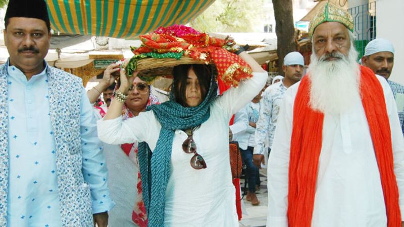 एकता कपूर को उनके खादिम ने जियारत कराई और बाद में तबर्रुक (प्रसाद) भेंट किया। प्रोड्यूसर की गरीब नवाज में गहरी आस्था है और वो समय-समय पर दरगाह शरीफ पहुंचकर अपनी मन्नत रखती हैं।