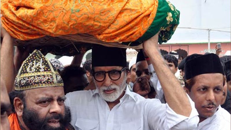 अभी कुछ दिनों पहले ही सोहा अली खान भी अपनी मां के साथ गरीब नवाज के दर पर मत्था टेकने पहुंची थीं। उल्लेखनीय है कि गरीब नवाज की चौखट पर बिग बी अमिताभ बच्चन सहित किंग खान और सलमान खान सहित कई दिग्गज एक्टर्स हाजिरी लगा चुके हैं। गरीब नवाज के दर पर मुरादें लेकर आने वाले हर आम और खास की दुआ कबूल होती है।