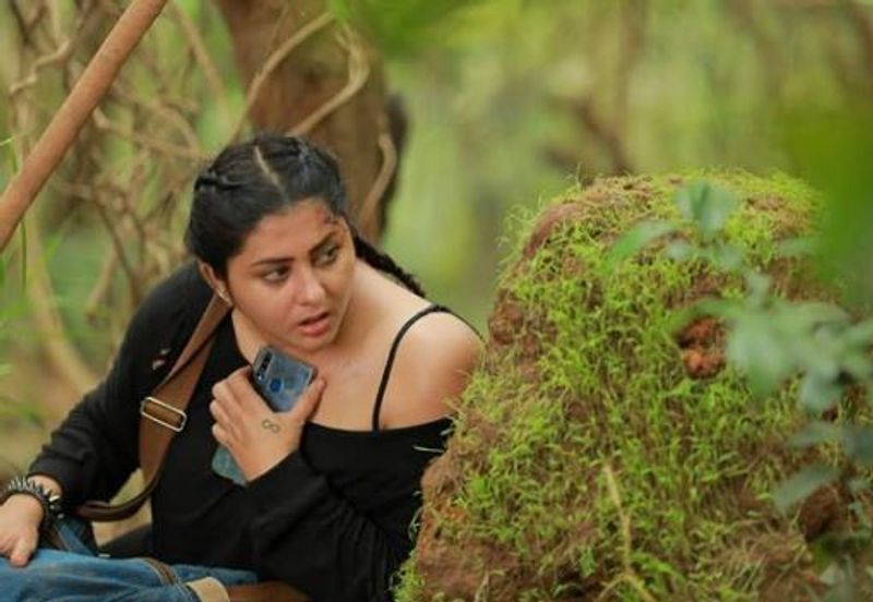 <p>முகத்தில் பயம் தெரிய நடுங்கி நடித்த காட்சி </p>