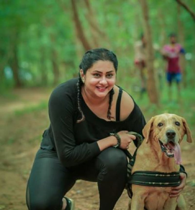<p>ஷூட்டிங் ஸ்பாட்டில் நாய் குட்டியுடன் சுட்டித்தனம் </p>