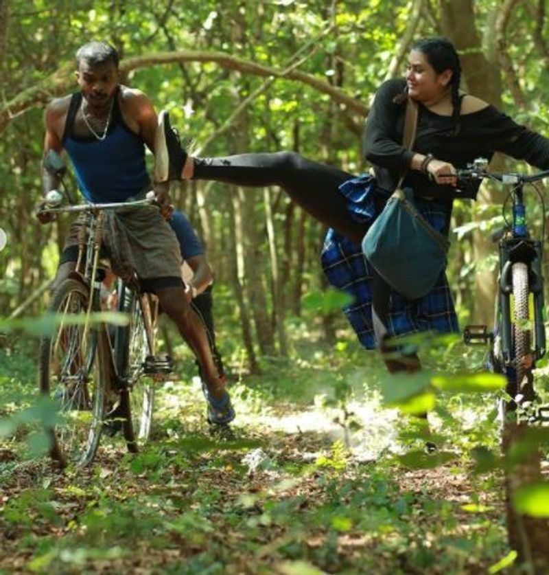 <p>பொறி பறக்கும் ஆக்ஷன் </p>