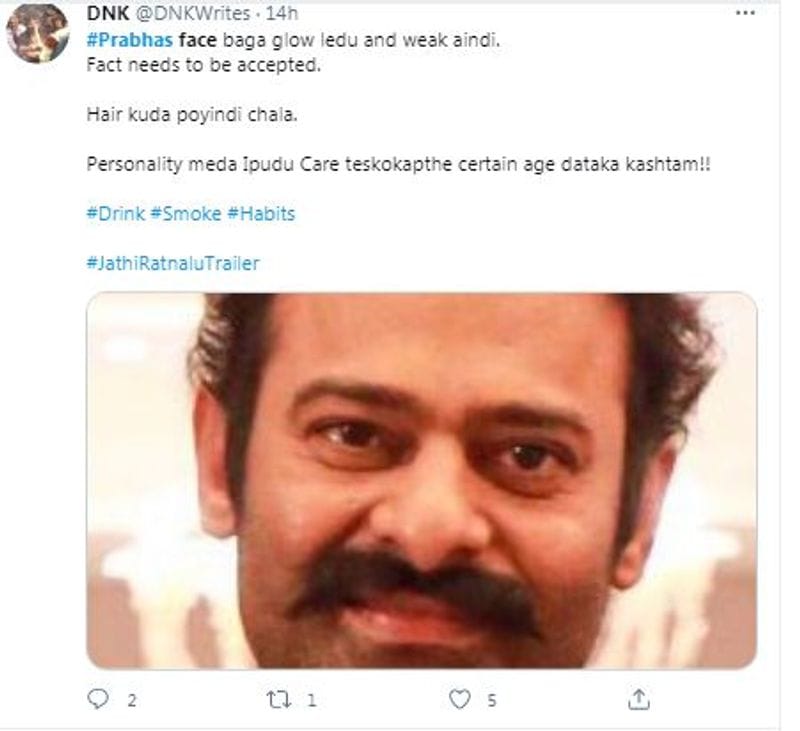 మెలితిప్పిన పొడవాటి మీసాలు, కాస్త బట్టతల వచ్చినట్టుగా ఉన్నాడు ప్రభాస్. ఫేస్లో గ్లో లేదని, ముడతలుగా ఉన్నాయని అంటున్నారు నెటిజన్లు. ఇప్పుడే ఇలా కనిపిస్తున్నాడు. యాభై ఏళ్లకు వచ్చేసరికి 70ఏళ్ల వచ్చినట్టుగా కనిపిస్తాడని కామెంట్ చేస్తున్నాడు.