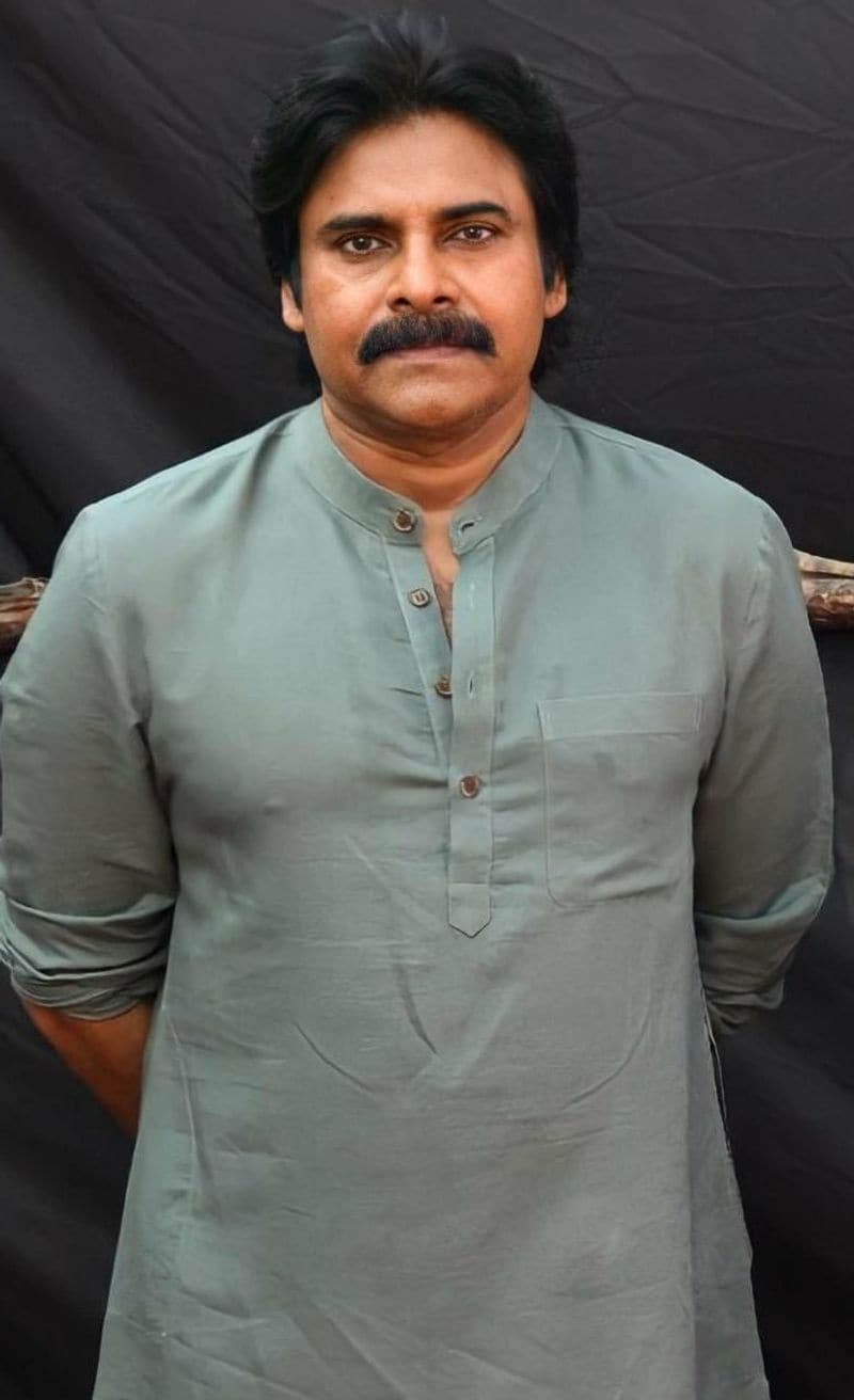 ఇక పవన్ కళ్యాణ్ అభిమానులు రెచ్చిపోతున్నారు. పవన్ లుక్ని కంపేర్ చేస్తూ ప్రభాస్పై కామెంట్ చేస్తున్నారు. ప్రభాస్ కంటే పవన్ యంగ్గా ఉన్నాడంటున్నారు.