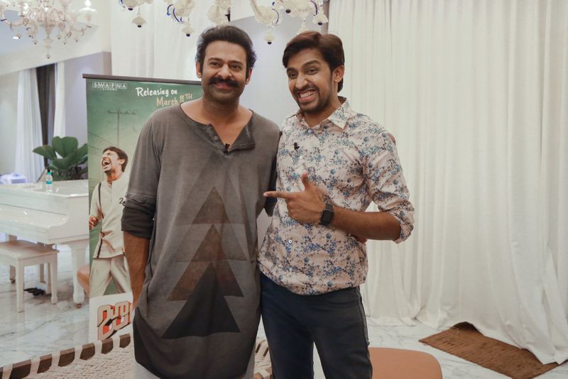 అంతేకాదు చాలా మంది ప్రభాస్ ఫేస్ పై ట్రోల్ చేస్తున్నారు. కామెడీ సీన్స్ పెట్టి సెటైర్లు వేస్తున్నారు. ఫేస్పై దృష్టిపెట్టాలని, ఇలా అయితే కష్టమని అంటున్నారు.