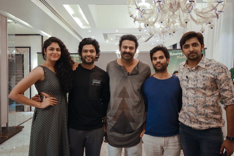 ప్రభాస్ చేతి `జాతిరత్నాలు` ట్రైలర్ విడుదల చేయించేందుకు టీమ్ అక్కడికి వెళ్లింది. ఈ సందర్భంగా వారితో ఫోటోలు దిగారు ప్రభాస్. కానీ ఇందులో ఆయన లుక్ ఫ్యాన్స్ ని షాక్కి గురి చేస్తుంది.
