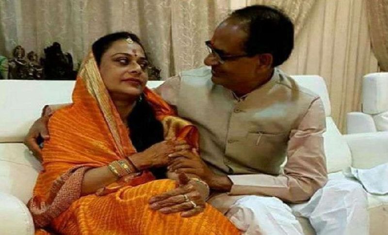 बताया जाता है कि राष्ट्रीय स्वयंसेवक संघ से जुड़ने के बाद शिवराज सिंह चौहान ने जीवन भर शादी नहीं करने का सोच लिया था। लेकिन छोटे भाई-बहनों की शादी होने के बाद परिवार वालों के दबाव में वह किसी तरह एक बार साधना सिंह से मिलने के लिए राजी हुए। शिवराज ने साधना सिंह को देखा, वे उन्हें अपना दिल दे बैठे। वह कई बार कह भी चुके हैं कि साधना की सादगी मुझे पसंद आई और मैंने उनसे शादी कर ली। बताया तो यह भी जाता है कि शिवराज उनसे छिप-छिप कर मिलने लगे। उन्होंने खुद बताया था कि उन्होंने चिट्ठी लिख कर साधना सिंह से अपने प्रेम का इजहार किया था।