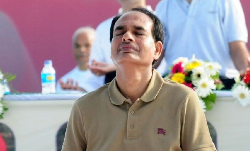 घरवालों ने उनका एडमिशन भोपाल के टीटी नगर स्थित मॉडल स्कूल में करा दिया, लेकिन यहां भी वह पढ़ाई के साथ-साथ छात्रों की हक की आवाज उठाने लगे। आलम यह हुआ कि लीडरशिप क्वालिटी के चलते वह 1975 में हायर सेकंडरी में स्टूडेंट्स यूनियन के अध्यक्ष बन गए। यहीं से उनकी राजनीतिक सफर शरू हुआ जो कि बढ़ता ही चला गया। इसके साथ-साथ वह 1972 में 13 साल की उम्र में RSS में शामिल हो चुके थे।
