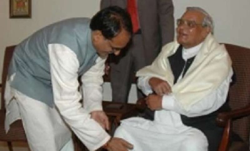 सीएम शिवराज ने राष्ट्रीय स्वयंसेवक संघ के कार्यकर्ता के जरिए ही राजनीति में आए हैं। वह इमरजेंसी के वक्त जेल भी जा चुके हैं, भारतीय जनता पार्टी को सत्ता में लाने वाले पूर्व प्रधानमंत्री अटल बिहारी वाजपेयी और लाल कृष्ण आडवाणी के कम समय में सबसे प्रिय नेता बन गए थे। शिवराज सिंह चौहान पहली बार विधायक 1990 में बुधनी से हुए उपचुनाव में जीतकर विधायक बने थे। 1989 में पहली बार विदिशा से सांसद बने। वे मध्य प्रदेश की विदिशा लोकसभा सीट से पांच बार सांसद रह चुके हैं। अब वह चौथी बार राज्य में सत्ता की कमान संभाले हुए हैं।