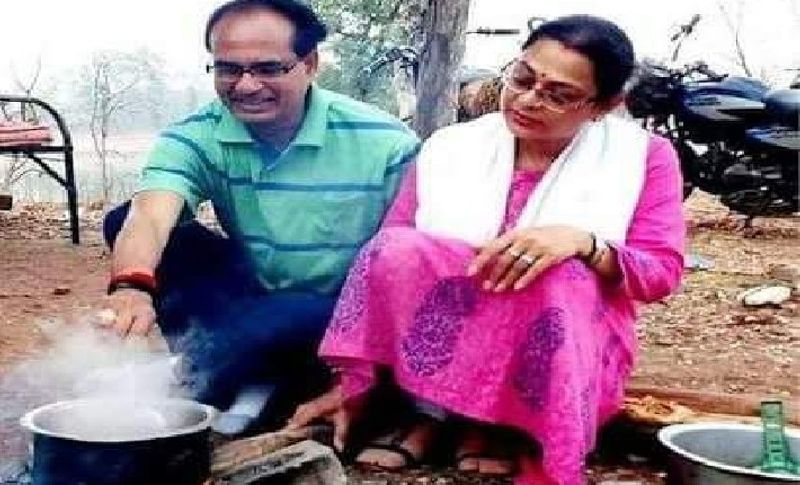 शिवराज सिंह अपने देसी अंदाज के लिए जाने जाते हैं। वह खुद कहते हैं कि वह अपने गांव अपनी माटी को कभी नहीं भूल सकते हैं। होली हो या दिवाली वह अपनी परिवार के साथ इन त्यौहारों को एक दम देसी ठाठ में मनाते हैं। होली पर तो वह कई बार गांव में जाकर फाग गीत गा चुके हैं। शिवराज सिंह चौंथी तक की पढ़ाई अपने गांव में की हुई है। उसके बाद वह अपने चाचा के पास भोपाल आ गए। लेकिन उनका गांव के प्रति लगाव बहुत था जिस कारण मौका मिलने पर वह बार-बार गांव जाते थे। गांव शिवराज के लिए नेतागीरी की पहली पाठशाला था। शिवराज बचपन से ही गांव में नुक्कड़ सभाएं लगाया करते थे।