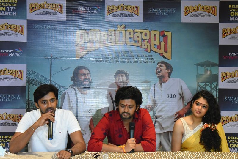 హీరో నవీన్ పోలిశెట్టి, ప్రియదర్శి, హీరోయిన్ ఫరీదా అబ్దుల్లా పాత్రికేయులతో ముచ్చటించారు.