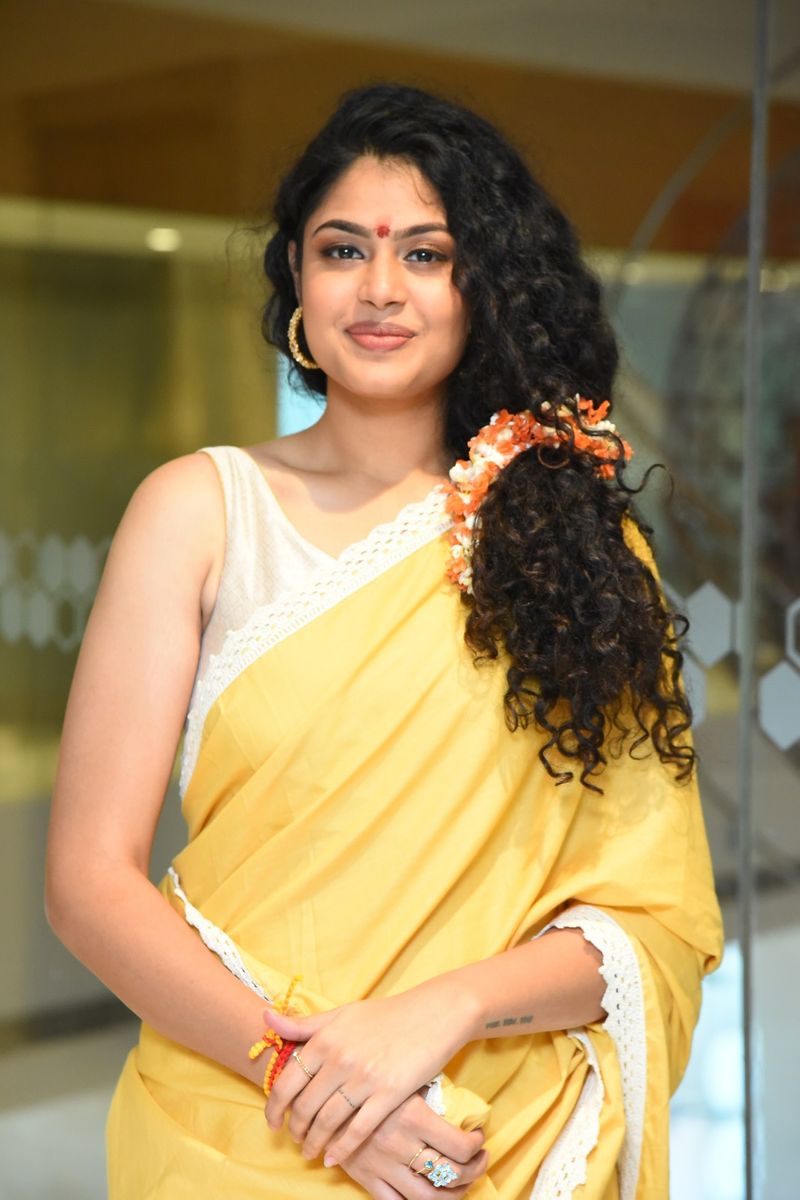 విజయవాడ కనకదురమ్మను దర్శించిన జాతి రత్నాలు టీమ్