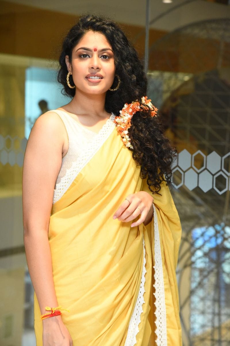 విజయవాడ కనకదురమ్మను దర్శించిన జాతి రత్నాలు టీమ్