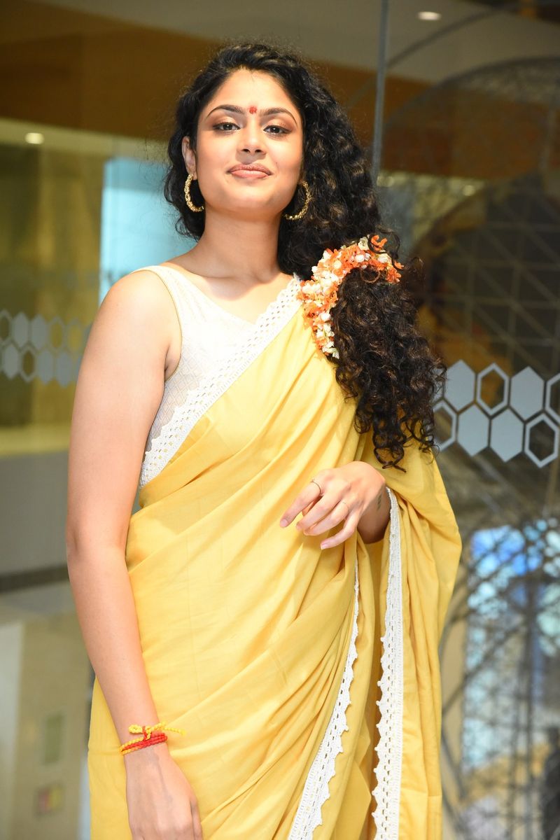 విజయవాడ కనకదురమ్మను దర్శించిన జాతి రత్నాలు టీమ్