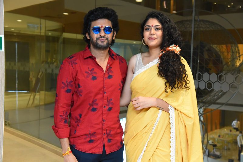 విజయవాడ కనకదురమ్మను దర్శించిన జాతి రత్నాలు టీమ్