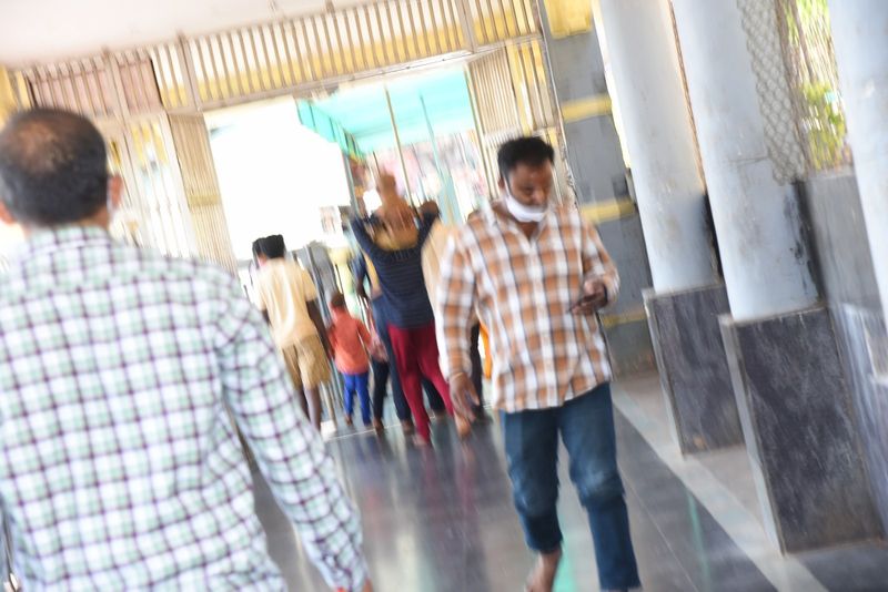 విజయవాడ కనకదురమ్మను దర్శించిన జాతి రత్నాలు టీమ్