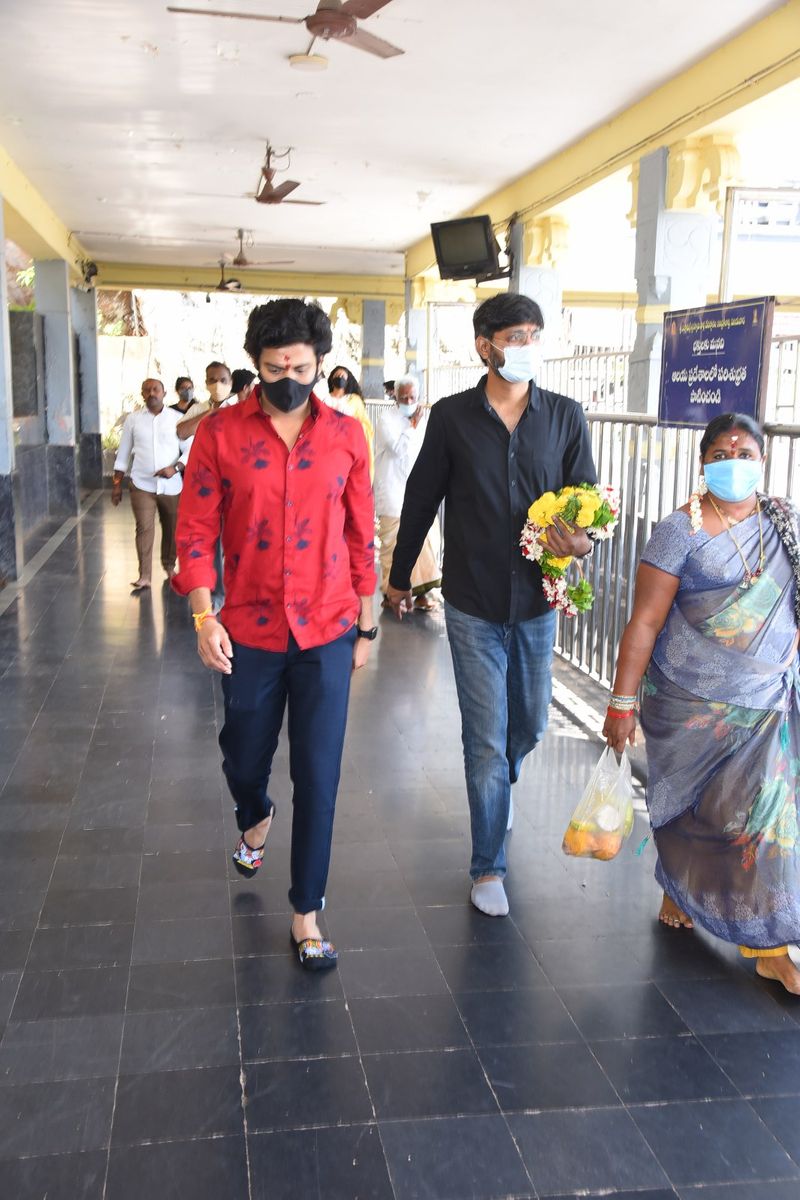 విజయవాడ కనకదురమ్మను దర్శించిన జాతి రత్నాలు టీమ్