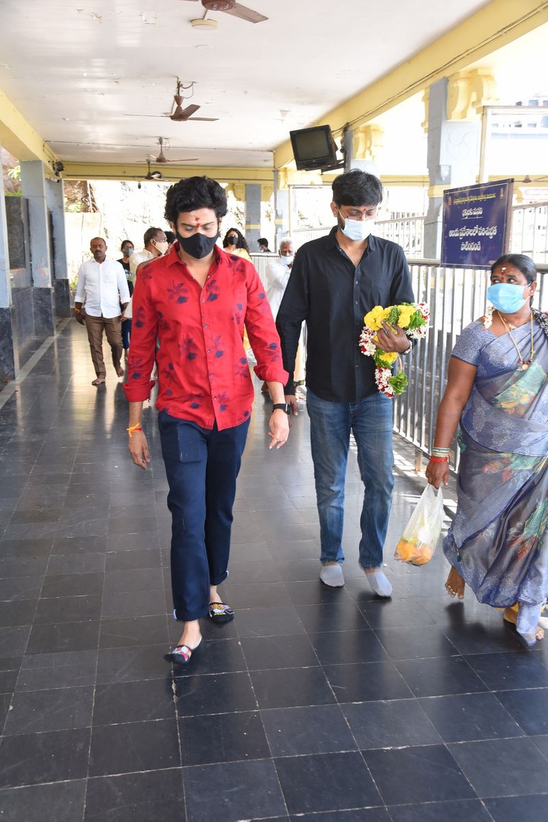 విజయవాడ కనకదురమ్మను దర్శించిన జాతి రత్నాలు టీమ్