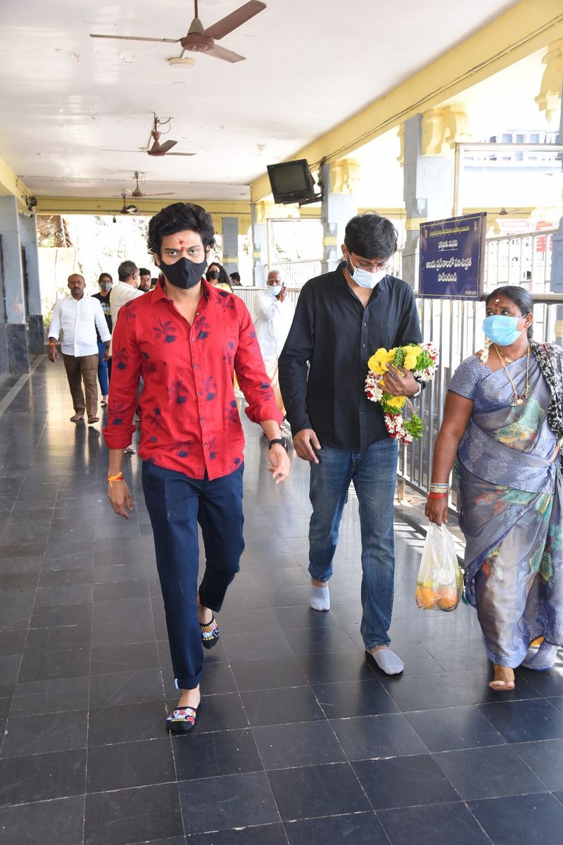 విజయవాడ కనకదురమ్మను దర్శించిన జాతి రత్నాలు టీమ్