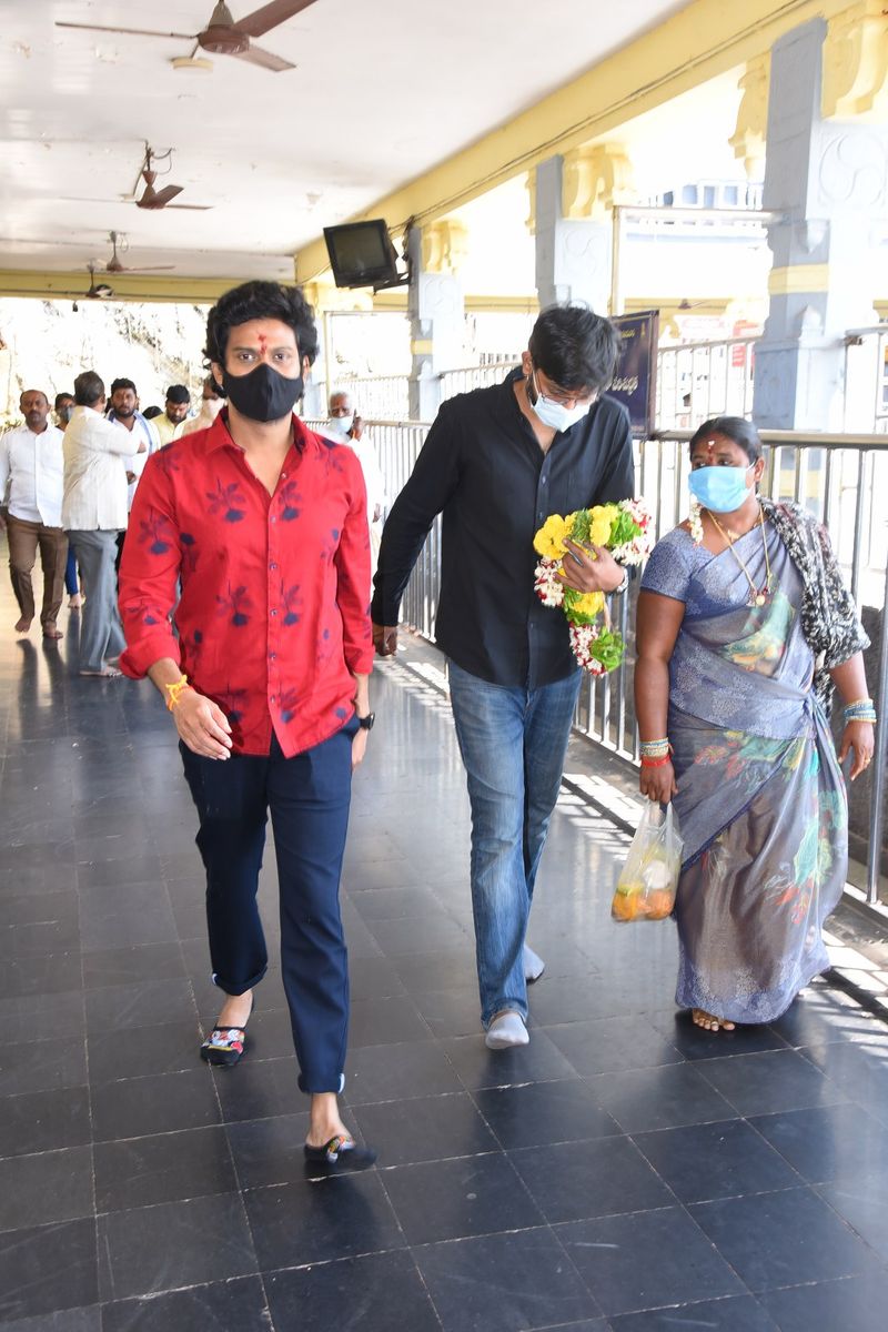 విజయవాడ కనకదురమ్మను దర్శించిన జాతి రత్నాలు టీమ్