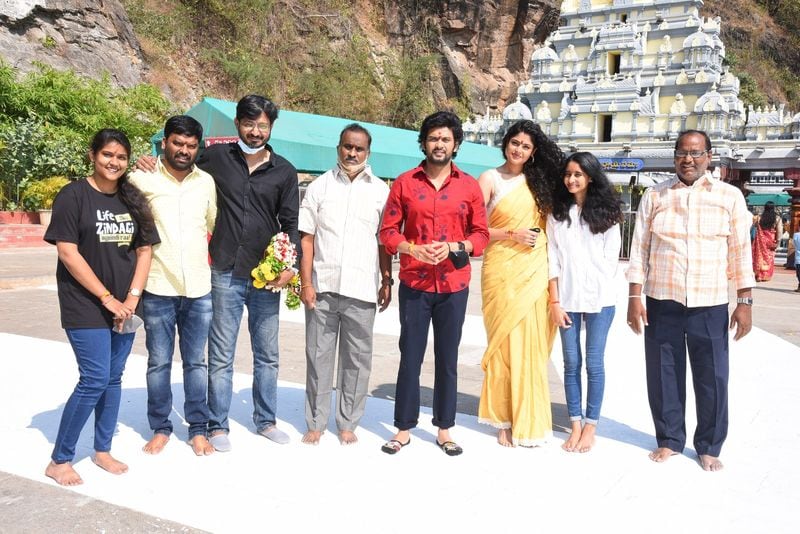 విజయవాడ కనకదురమ్మను దర్శించిన జాతి రత్నాలు టీమ్