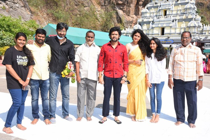 విజయవాడ కనకదురమ్మను దర్శించిన జాతి రత్నాలు టీమ్