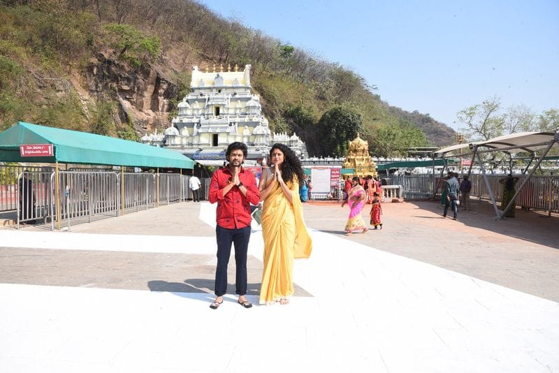విజయవాడ కనకదురమ్మను దర్శించిన జాతి రత్నాలు టీమ్