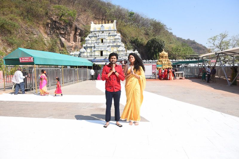విజయవాడ కనకదురమ్మను దర్శించిన జాతి రత్నాలు టీమ్