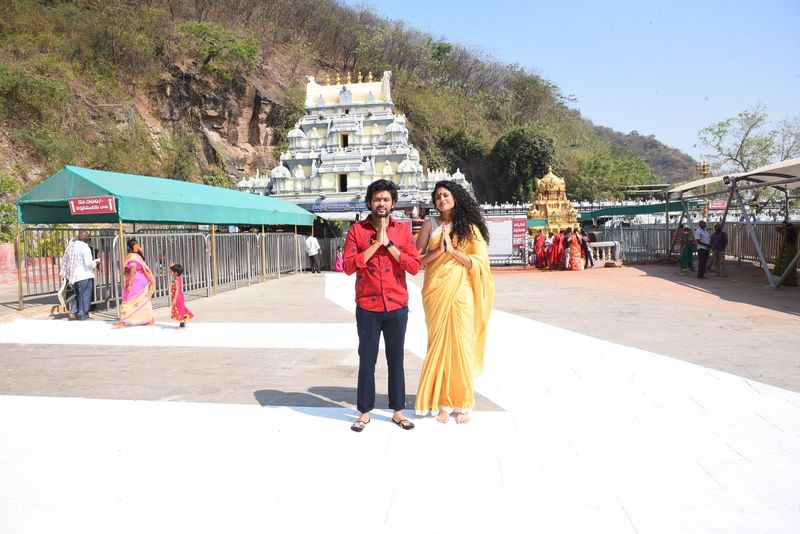 విజయవాడ కనకదురమ్మను దర్శించిన జాతి రత్నాలు టీమ్