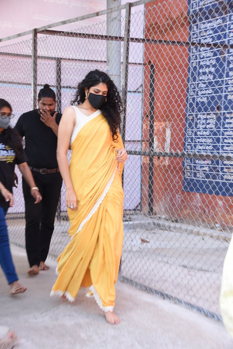 విజయవాడ కనకదురమ్మను దర్శించిన జాతి రత్నాలు టీమ్