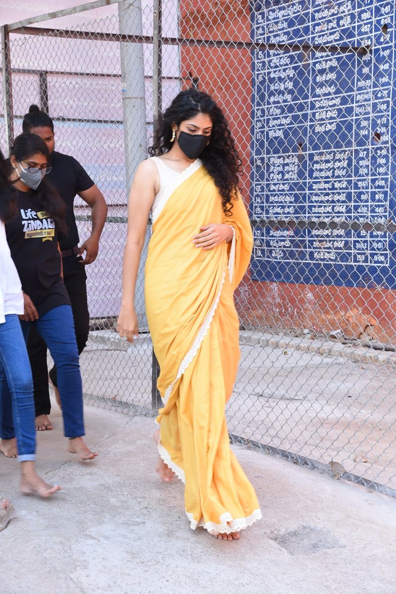 విజయవాడ కనకదురమ్మను దర్శించిన జాతి రత్నాలు టీమ్
