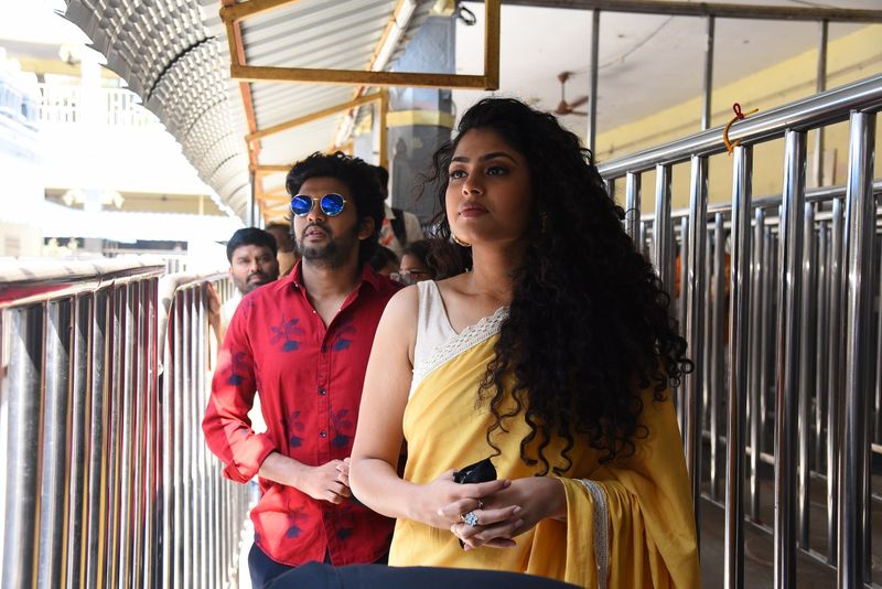 విజయవాడ కనకదురమ్మను దర్శించిన జాతి రత్నాలు టీమ్