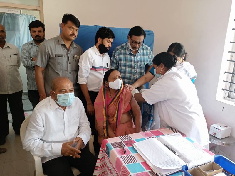 <p>ಇಂದು(ಶುಕ್ರವಾರ) ಬೆಳಿಗ್ಗೆ ತಮ್ಮ ಧರ್ಮಪತ್ನಿ ಸಮೇತ ಸರ್ಕಾರಿ ಆಸ್ಪತ್ರೆಗೆ ಆಗಮಿಸಿದ ಕೊರೋನಾ ಲಸಿಕೆ ಪಡೆದ ಕರಡಿ </p>
