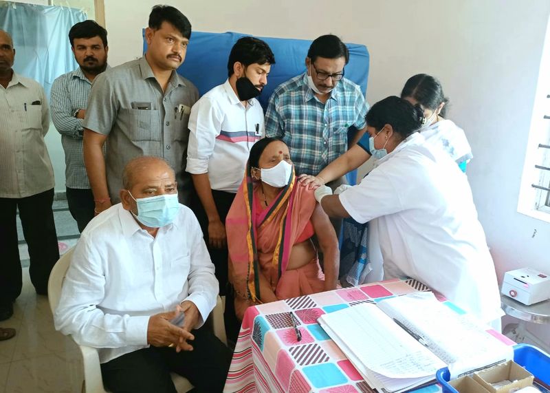 <p>ಸಂಸದ ಕರಡಿ ಸಂಗಣ್ಣ ದಂಪತಿಗೆ ಕೊರೋನಾ ಲಸಿಕೆ ನೀಡಿದ ವೈದ್ಯರು</p>